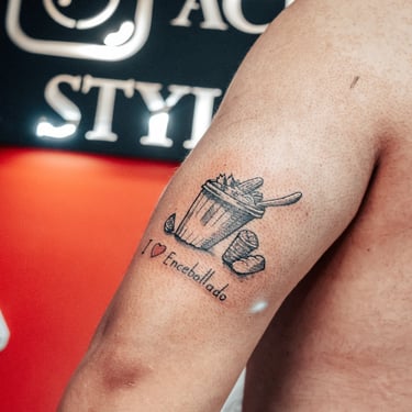 tatuaje en el brazo yo amo el encebollado