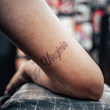 Virginia tatuaje brazo hombre ace