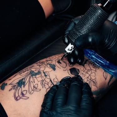 hoombre haciendose tatuaje en la pierna