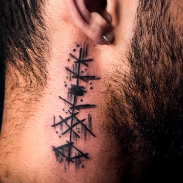 tatuaje hombre cuello oreja perforada arete piercing