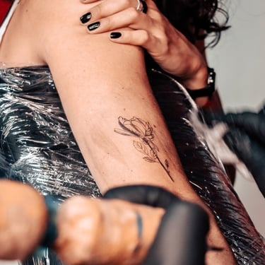 mujer tatuatndose rosa ace quito