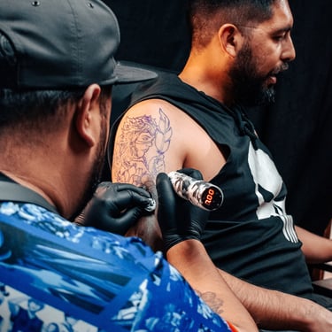 hombre tatuandose el brazo guerrera ace barber studio