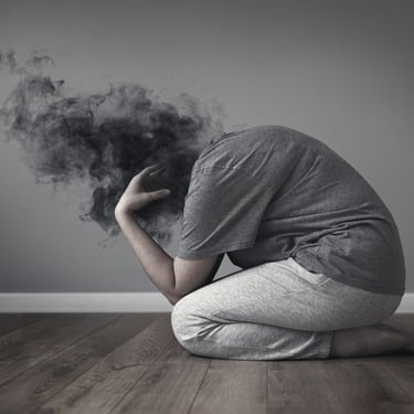 personne repliée sur elle meme souffrant d'anxiete