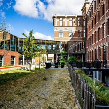 Vue sur l'extérieur d'un batiment en briques rouges pendant la journée