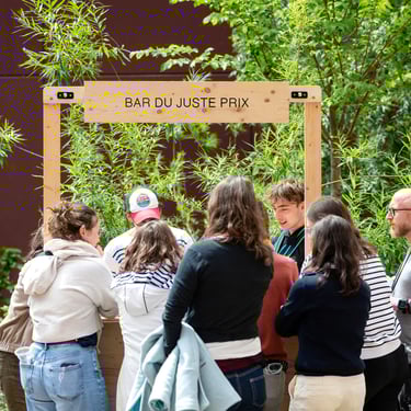 Une foule de personnes réunies ensemble à l'extérieur et discutant
