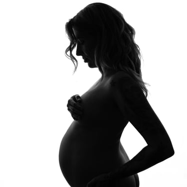 perfil mujer embarazada sobre fondo claro
