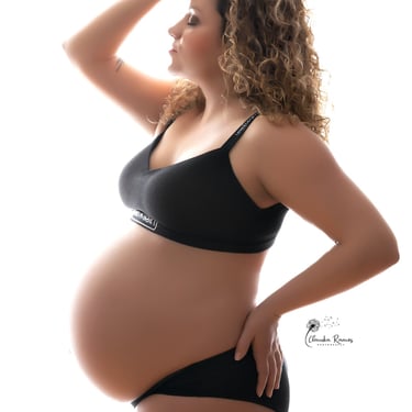 mujer embarazada de perfil, en ropa interior