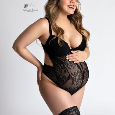 mujer embarazada sonriendo con ropa interior