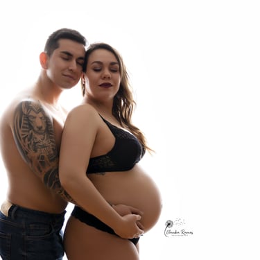 hombre abrazando a mujer embarazada