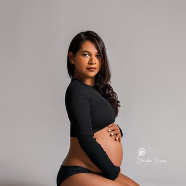 mujer embarazada arrodillada