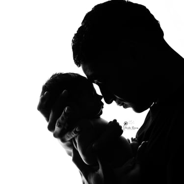 perfil de un papá con su bebé sobre fondo blanco