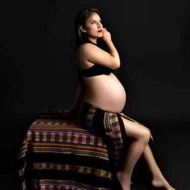 mujer embarazada con manto peruano