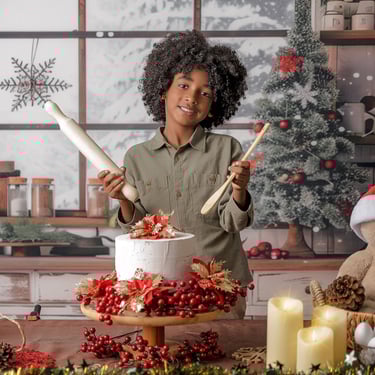 fotografía de navidad de niño jugando con una tarta