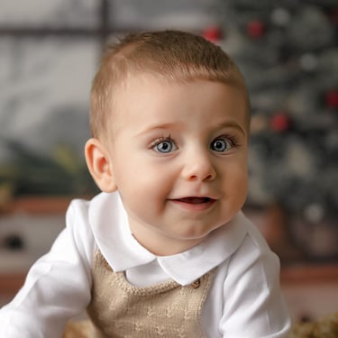 bebé de ojos claros sonriendo