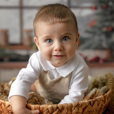 bebé de ojos claros mirándo