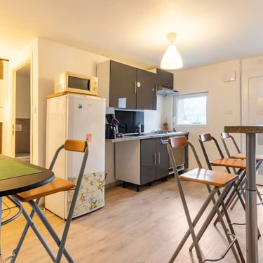 Chambres et appartement à louer près de Longwy, Longuyon et Virton, Luxembourg et Belgique. Ici la cuisine et le coin repas