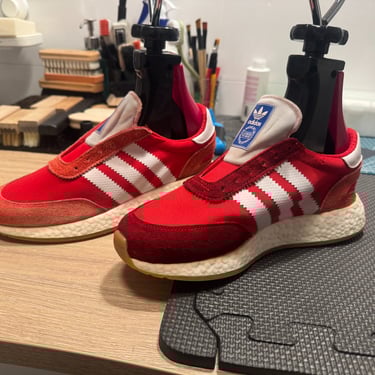 KicksReboot carried out a comprehensive renovation of Adidas Iniki Runner shoes, photo taken during the process