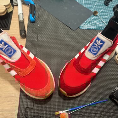 KicksReboot carried out a comprehensive renovation of Adidas Iniki Runner shoes, photo taken during the process