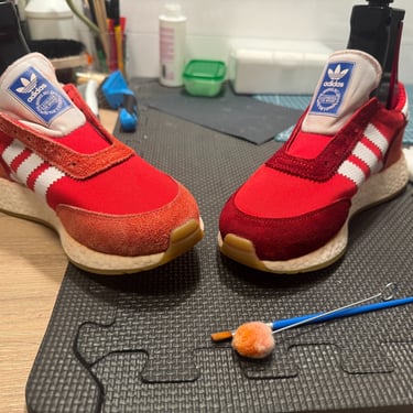 KicksReboot carried out a comprehensive renovation of Adidas Iniki Runner shoes, photo taken during the process