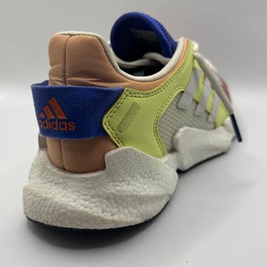 KicksReboot carried out a renovation of Adidas Karlie Kloss, sewing plastic mesh, the photo was taken after the process