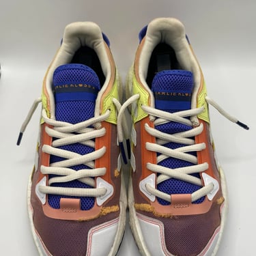 KicksReboot carried out a renovation of Adidas Karlie Kloss, sewing plastic mesh, the photo was taken after the process