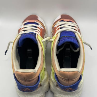 KicksReboot carried out a renovation of Adidas Karlie Kloss, sewing plastic mesh, the photo was taken after the process