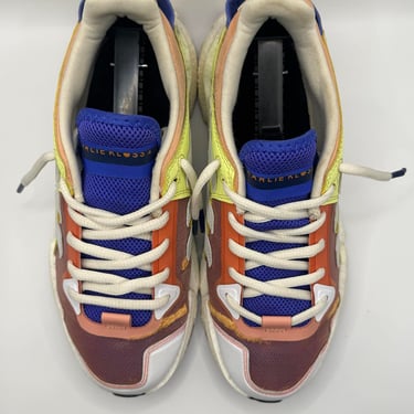 KicksReboot carried out a renovation of Adidas Karlie Kloss, sewing plastic mesh, the photo was taken after the process