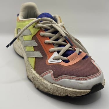 KicksReboot carried out a renovation of Adidas Karlie Kloss, sewing plastic mesh, the photo was taken before the process
