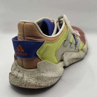 KicksReboot carried out a renovation of Adidas Karlie Kloss, sewing plastic mesh, the photo was taken before the process