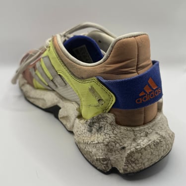 KicksReboot carried out a renovation of Adidas Karlie Kloss, sewing plastic mesh, the photo was taken before the process