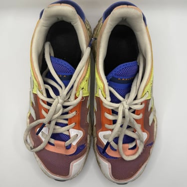 KicksReboot carried out a renovation of Adidas Karlie Kloss, sewing plastic mesh, the photo was taken before the process