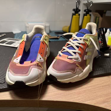 KicksReboot carried out a renovation of Adidas Karlie Kloss, sewing plastic mesh, the photo was taken during the process