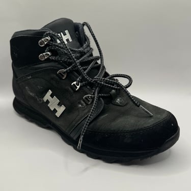 KicksReboot did a deep renovation of Helly Hansen Koppervik, dyeing of suede, photo taken before the process