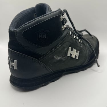 KicksReboot did a deep renovation of Helly Hansen Koppervik, dyeing of suede, photo taken before the process