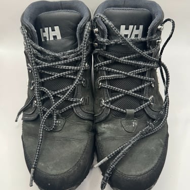 KicksReboot did a deep renovation of Helly Hansen Koppervik, dyeing of suede, photo taken before the process