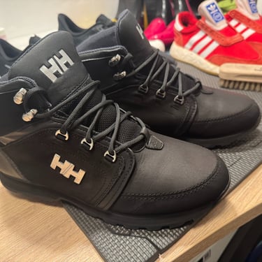 KicksReboot did a deep renovation of Helly Hansen Koppervik, dyeing of suede, photo taken during the process