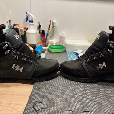 KicksReboot did a deep renovation of Helly Hansen Koppervik, dyeing of suede, photo taken during the process