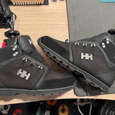 KicksReboot did a deep renovation of Helly Hansen Koppervik, dyeing of suede, photo taken during the process
