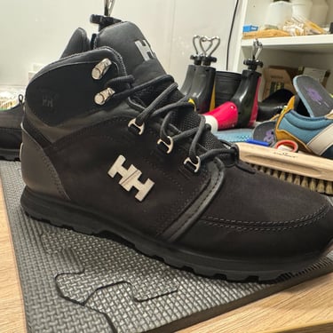 KicksReboot did a deep renovation of Helly Hansen Koppervik, dyeing of suede, photo taken during the process