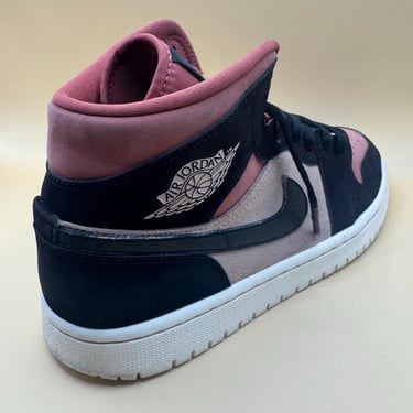 KicksReboot did a basic renovation of Jordan 1 Canyon Rust, color refresh and unyellowing, photo taken after the process