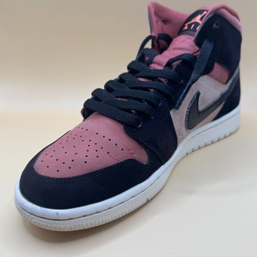 KicksReboot did a basic renovation of Jordan 1 Canyon Rust, color refresh and unyellowing, photo taken after the process