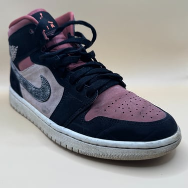 KicksReboot did a basic renovation of Jordan 1 Canyon Rust, color refresh and unyellowing, photo taken before the process