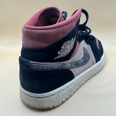 KicksReboot did a basic renovation of Jordan 1 Canyon Rust, color refresh and unyellowing, photo taken before the process