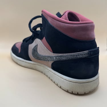 KicksReboot did a basic renovation of Jordan 1 Canyon Rust, color refresh and unyellowing, photo taken before the process