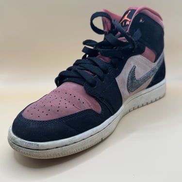 KicksReboot did a basic renovation of Jordan 1 Canyon Rust, color refresh and unyellowing, photo taken before the process
