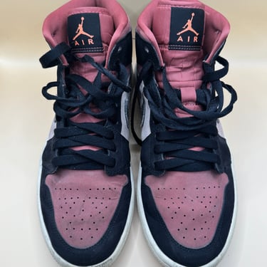 KicksReboot did a basic renovation of Jordan 1 Canyon Rust, color refresh and unyellowing, photo taken before the process