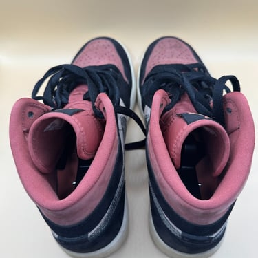 KicksReboot did a basic renovation of Jordan 1 Canyon Rust, color refresh and unyellowing, photo taken before the process