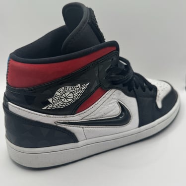 KicksReboot performed an unyellowing procedure on the midsoles of the Jordan 1 Quai 54, photo taken after the process