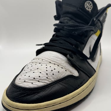 KicksReboot performed an unyellowing procedure on the midsoles of the Jordan 1 Quai 54, photo taken before the process