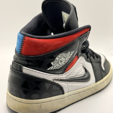 KicksReboot performed an unyellowing procedure on the midsoles of the Jordan 1 Quai 54, photo taken before the process